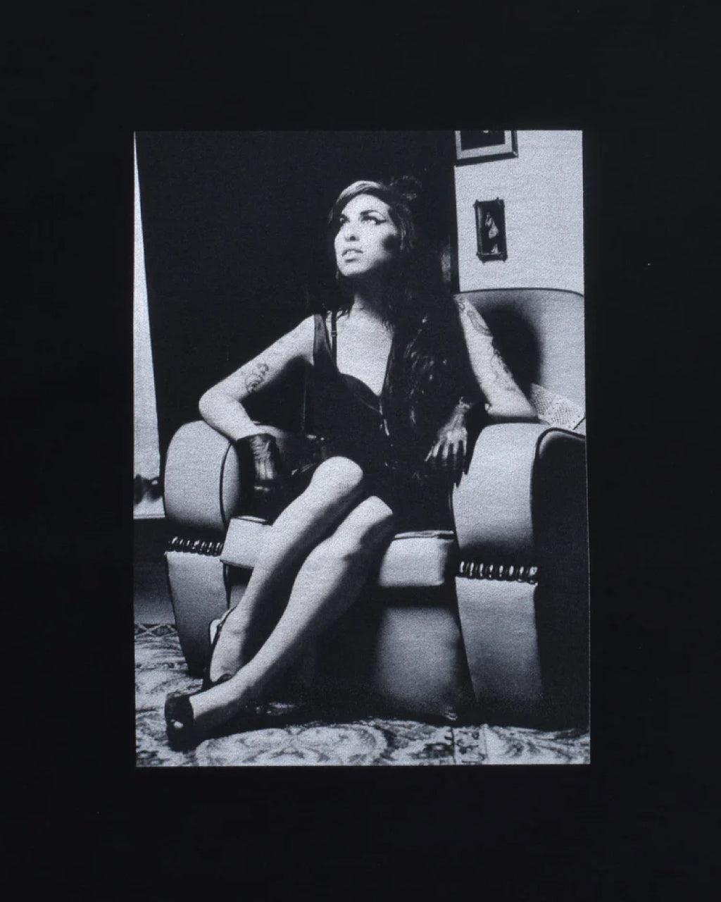Amy Winehouse "Sitting On A Chair" Photo S/S Tee