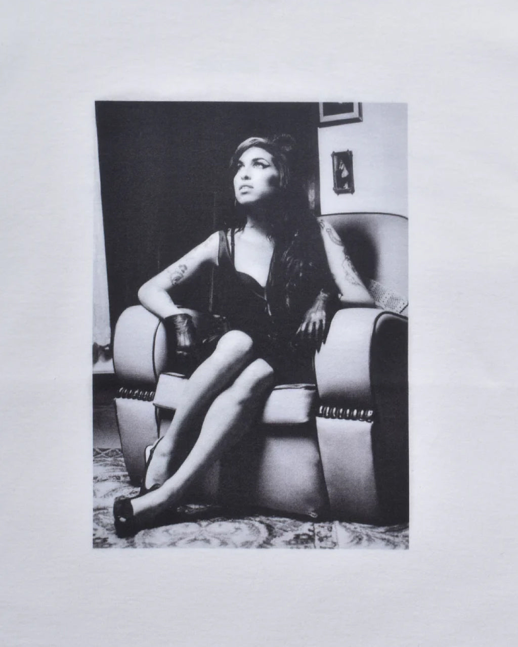 Amy Winehouse "Sitting On A Chair" Photo S/S Tee